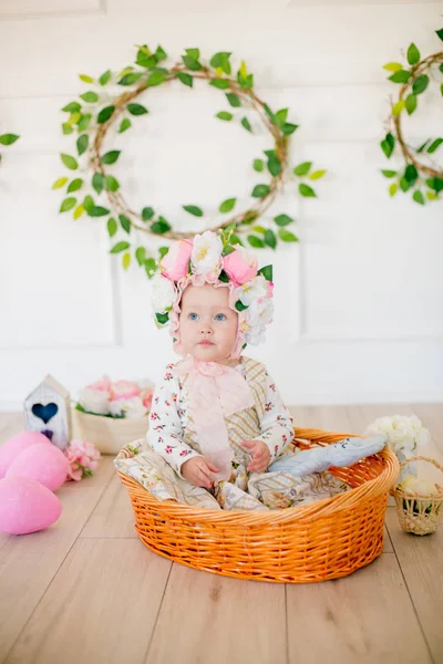 Linda Niña Vestido Con Estampado Flores Sombrero Con Flores Decoración —  Fotos de Stock