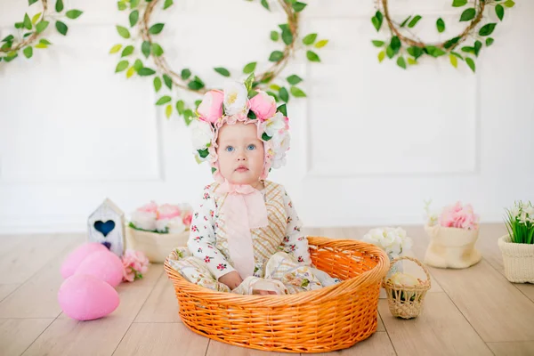 Menina Bonito Vestido Com Uma Impressão Flor Chapéu Com Flores — Fotografia de Stock