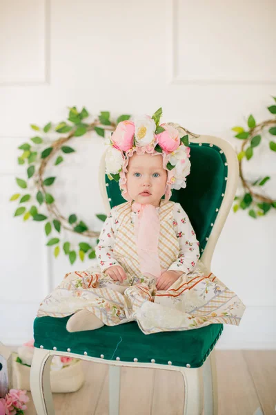 Gadis Kecil Yang Lucu Dengan Gaun Dengan Cetakan Bunga Dan — Stok Foto