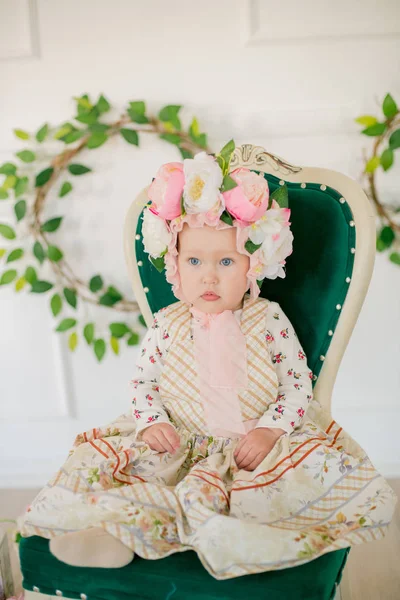 Cute Little Girl Dress Flower Print Hat Flowers Easter Decorations — Stock Photo, Image