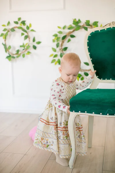 Nettes Kleines Mädchen Einem Kleid Mit Blumenprint Der Osterdekoration Atelier — Stockfoto