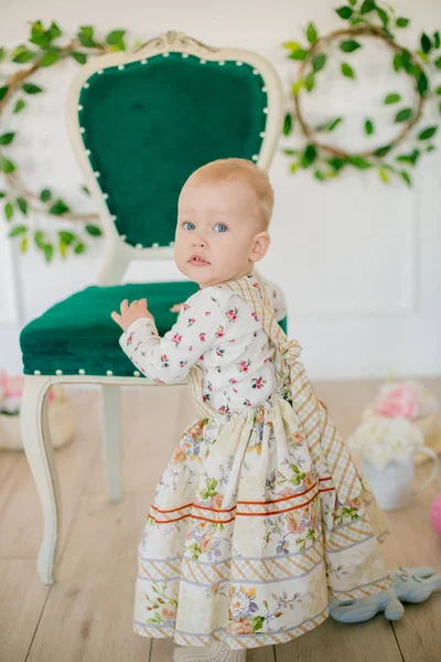 Menina Bonito Vestido Com Uma Impressão Flor Nas Decorações Páscoa — Fotografia de Stock