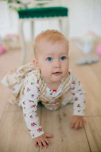 Nettes Kleines Mädchen Einem Kleid Mit Blumenprint Der Osterdekoration Atelier — Stockfoto