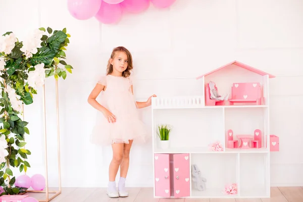 Menina Feliz Bonito Vestido Bonito Casa Brinca Com Uma Casa — Fotografia de Stock
