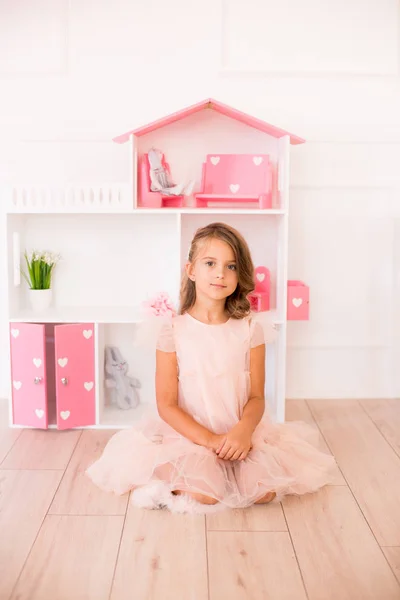 Linda Chica Feliz Hermoso Vestido Casa Juega Con Una Casa —  Fotos de Stock