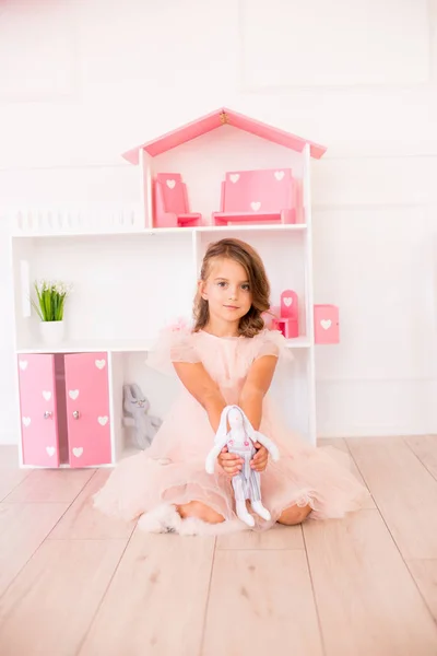 Evde Güzel Bir Elbise Sevimli Mutlu Kız Bir Dollhouse Oyuncaklar — Stok fotoğraf