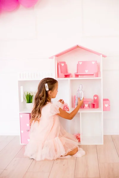 Χαριτωμένο Ευτυχισμένο Κορίτσι Ένα Όμορφο Φόρεμα Στο Σπίτι Παίζει Ένα — Φωτογραφία Αρχείου