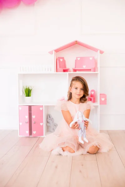 Мила Щаслива Дівчина Красивій Сукні Вдома Грає Лялькою Іграшками — стокове фото