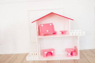 Çocuk odasında bebek evleri, çocuk odasının iç mekanlarında çocuklar için mobilyalar