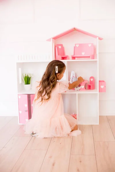 Menina Feliz Bonito Vestido Bonito Casa Brinca Com Uma Casa — Fotografia de Stock