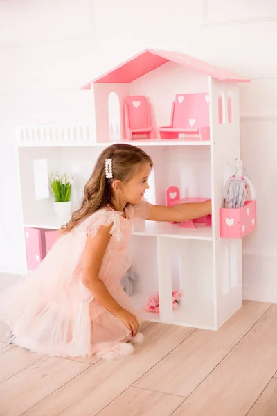 Мила Щаслива Дівчина Красивій Сукні Вдома Грає Лялькою Іграшками — стокове фото
