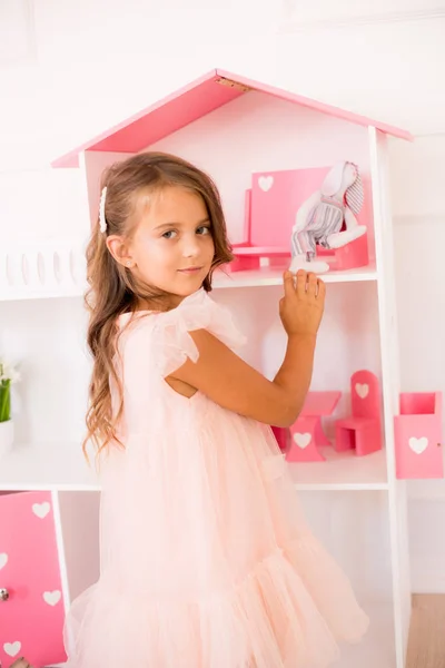 Menina Feliz Bonito Vestido Bonito Casa Brinca Com Uma Casa — Fotografia de Stock