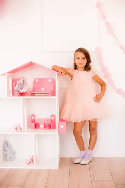 Linda Chica Feliz Hermoso Vestido Casa Juega Con Una Casa —  Fotos de Stock