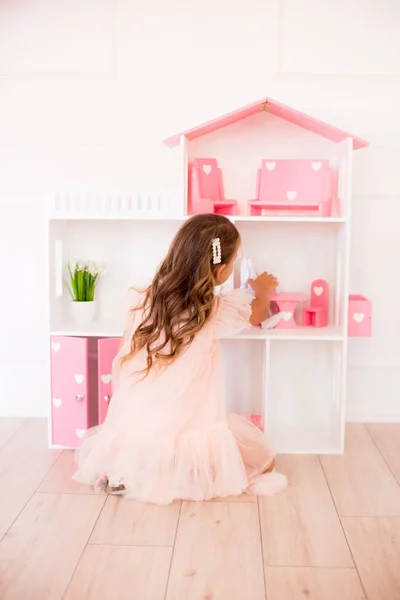 Evde Güzel Bir Elbise Sevimli Mutlu Kız Bir Dollhouse Oyuncaklar — Stok fotoğraf