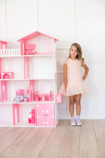 Linda Chica Feliz Hermoso Vestido Casa Juega Con Una Casa —  Fotos de Stock