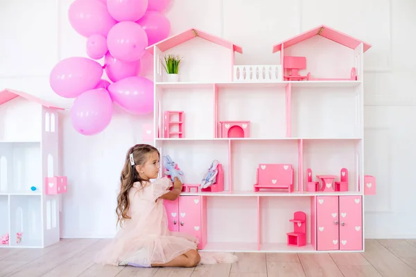 Evde Güzel Bir Elbise Sevimli Mutlu Kız Bir Dollhouse Oyuncaklar — Stok fotoğraf