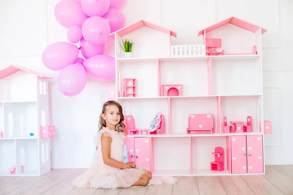 Evde Güzel Bir Elbise Sevimli Mutlu Kız Bir Dollhouse Oyuncaklar — Stok fotoğraf