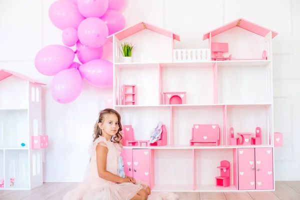 Menina Feliz Bonito Vestido Bonito Casa Brinca Com Uma Casa — Fotografia de Stock