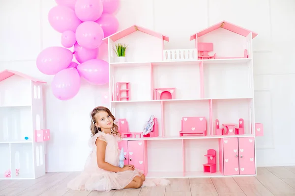 Menina Feliz Bonito Vestido Bonito Casa Brinca Com Uma Casa — Fotografia de Stock