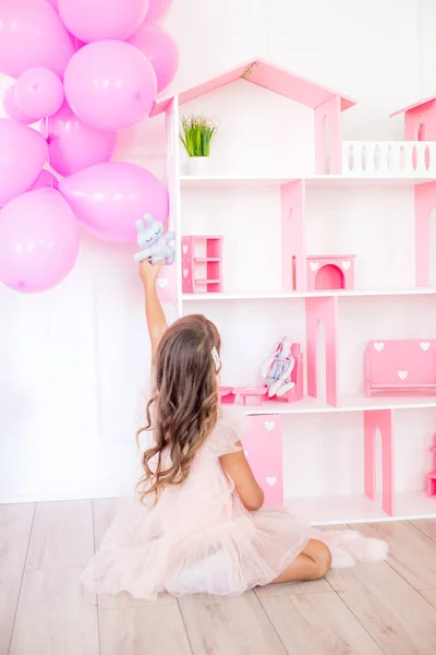 Linda Chica Feliz Hermoso Vestido Casa Juega Con Una Casa —  Fotos de Stock