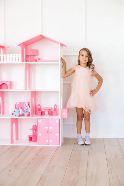 Linda Chica Feliz Hermoso Vestido Casa Juega Con Una Casa —  Fotos de Stock