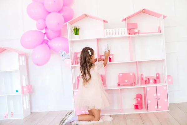 Linda Chica Feliz Hermoso Vestido Casa Juega Con Una Casa —  Fotos de Stock