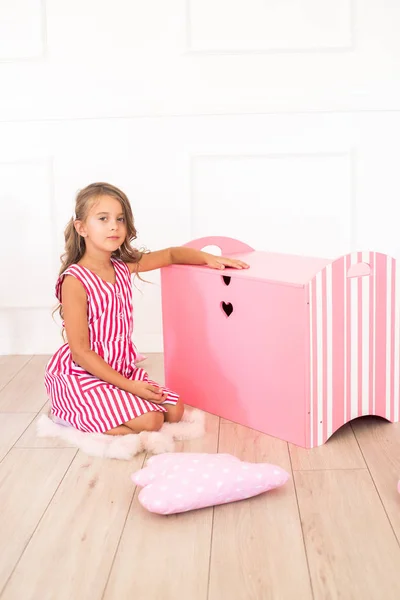 Симпатична Дівчина Красивій Сукні Вдома Грає Декоративними Грудьми Іграшками — стокове фото