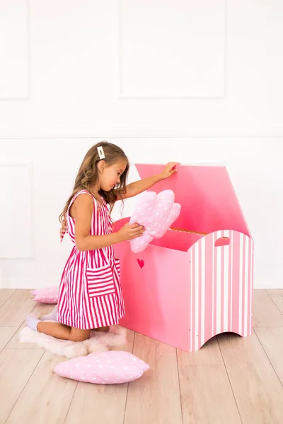 Симпатична Дівчина Красивій Сукні Вдома Грає Декоративними Грудьми Іграшками — стокове фото