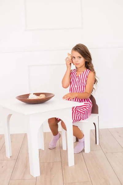 Menina Bonito Vestido Bonito Casa Brinca Com Mesa Das Crianças — Fotografia de Stock