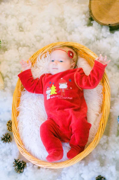 Roztomilé Novorozence Vánočním Kostýmu Košíčku Vánočními Dekoracemi — Stock fotografie
