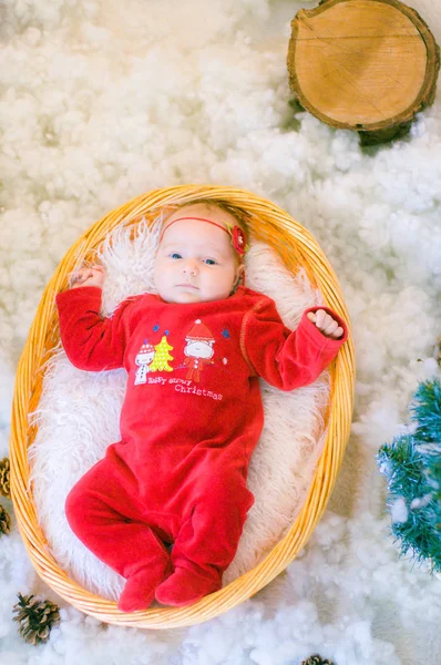 Niedliches Neugeborenes Weihnachtskostüm Einem Korb Aus Holz Weihnachtsdekoration — Stockfoto