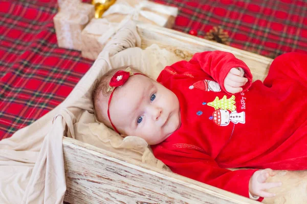 Прекрасная Малышка Празднует Рождество Новогодние Праздники Ребенок Рождественском Костюме Подарком — стоковое фото