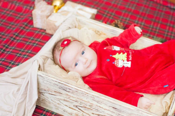 Прекрасная Малышка Празднует Рождество Новогодние Праздники Ребенок Рождественском Костюме Подарком — стоковое фото