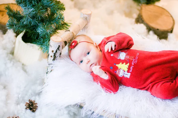 Roztomilé Novorozence Vánočním Kostýmu Dřevěné Posteli Vánočních Dekoratulách — Stock fotografie