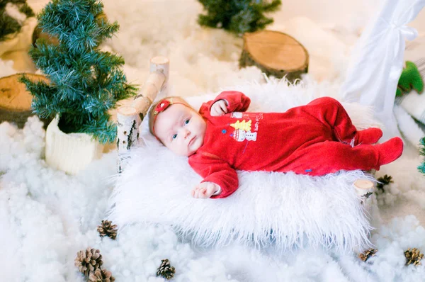 Söt Nyfödd Baby Juldräkt Träsäng Juldekorationer — Stockfoto