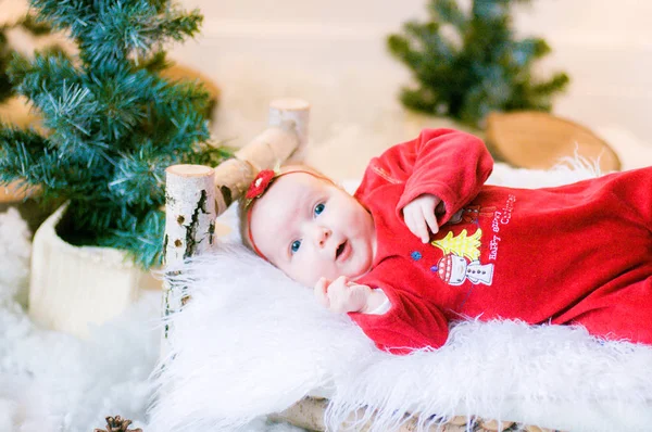 Roztomilé Novorozence Vánočním Kostýmu Dřevěné Posteli Vánočních Dekoratulách — Stock fotografie