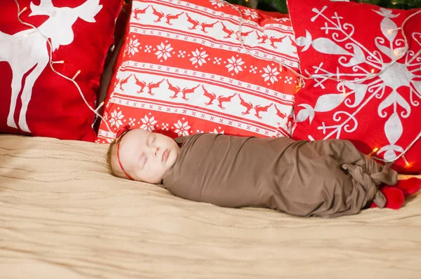 Schattige Pasgeboren Baby Een Kerst Kostuum Een Bed Thuis Ingericht — Stockfoto