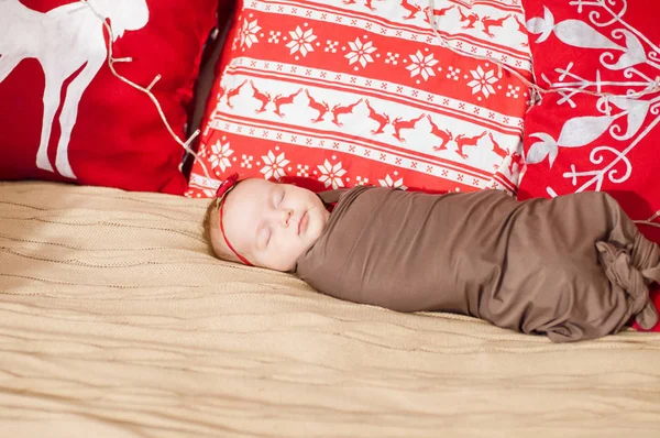 Schattige Pasgeboren Baby Een Kerst Kostuum Een Bed Thuis Ingericht — Stockfoto