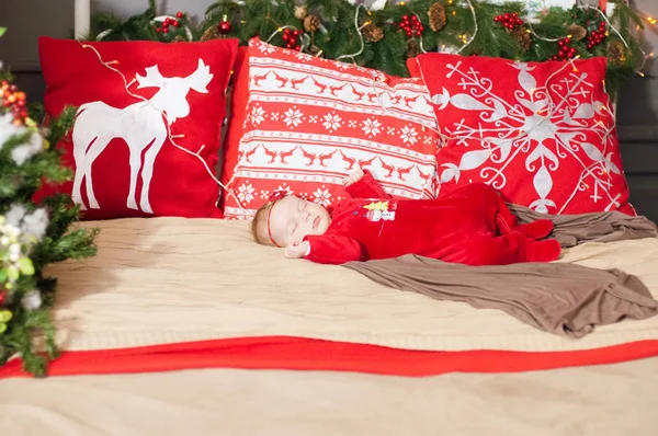 Mignon Nouveau Costume Noël Sur Lit Maison Décoré Pour Noël — Photo