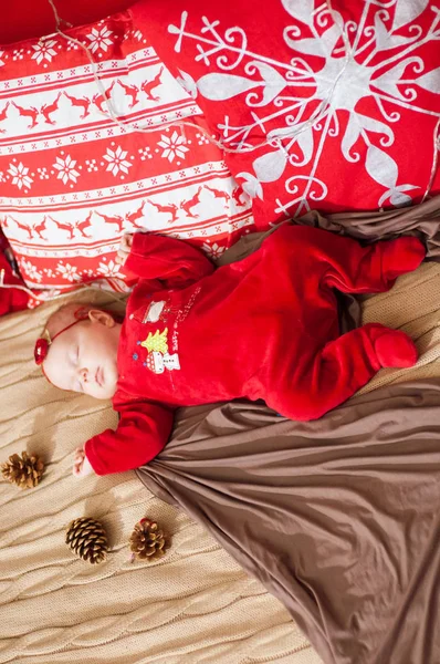 Χαριτωμένο Νεογέννητο Μωρό Ένα Χριστουγεννιάτικο Κοστούμι Ένα Κρεβάτι Στο Σπίτι — Φωτογραφία Αρχείου