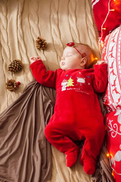 Симпатичный Новорожденный Ребенок Рождественском Костюме Кровати Дома Украшенной Рождество — стоковое фото