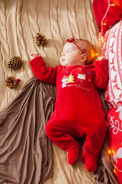 Симпатичный Новорожденный Ребенок Рождественском Костюме Кровати Дома Украшенной Рождество — стоковое фото