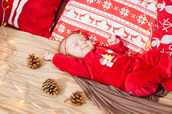 Schattige Pasgeboren Baby Een Kerst Kostuum Een Bed Thuis Ingericht — Stockfoto