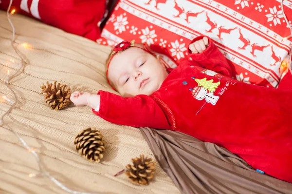 Mignon Nouveau Costume Noël Sur Lit Maison Décoré Pour Noël — Photo