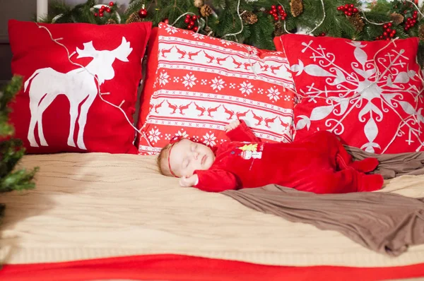 Mignon Nouveau Costume Noël Sur Lit Maison Décoré Pour Noël — Photo