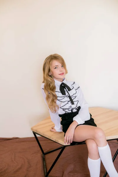 Jolie Fille Avec Longs Cheveux Bouclés Blonds Dans Les Vêtements — Photo