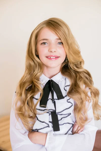 Χαριτωμένο Κορίτσι Μακριά Ξανθά Σγουρά Μαλλιά Στο Σχολείο Ρούχα Μόδας — Φωτογραφία Αρχείου