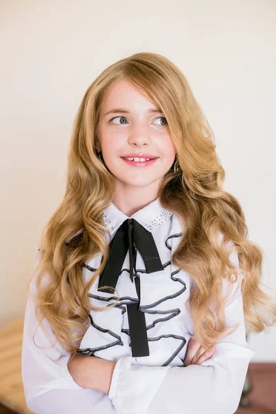 Roztomilá Dívka Dlouhými Blond Kudrnatými Vlasy Školních Módních Šatech Školní — Stock fotografie