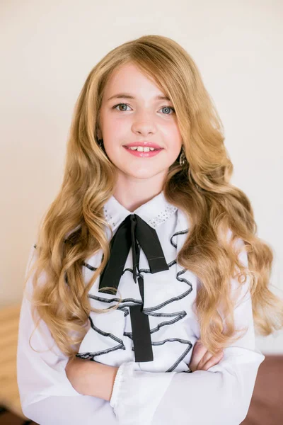 Schattig Meisje Met Lang Blond Krullend Haar School Mode Kleding — Stockfoto