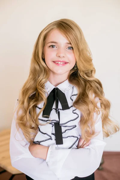 Schattig Meisje Met Lang Blond Krullend Haar School Mode Kleding — Stockfoto